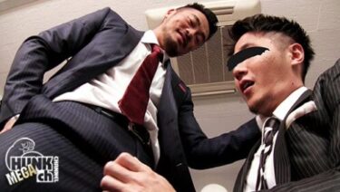 上司の股間をチラ見した若手社員が二人きりのオフィスでヤっちゃう！