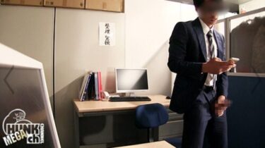 誰もいないオフィスでスーツリーマンが女子社員デスクに大量ブッカケ