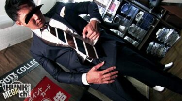 マネキン相手に自らの性癖を満たす変態スーツ店員
