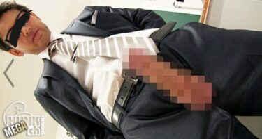 教育実習生の教師見習いが放課後の教室で買われる！スラックス越しの膨らみとフル勃起
