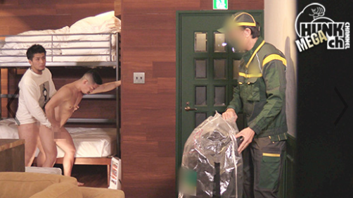 変態モデル2人が玄関で宅配受け取りチャレンジ雄交◯中に足嗅ぎ射◯まで見せる